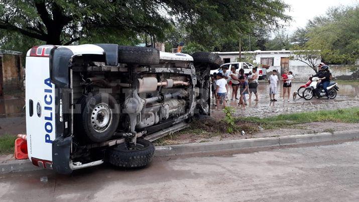 Perdioacute el control del patrullero y volcoacute sobre avenida Lugones