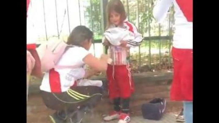 Triste imagen- una mujer escondioacute bengalas en la ropa de un nintildeo