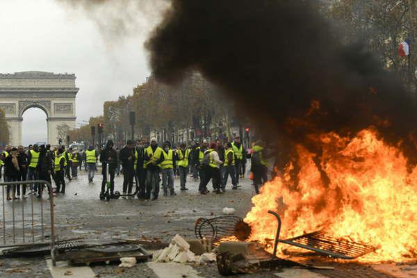 La policiacutea reprimioacute las protestas en contra del aumento del combustible