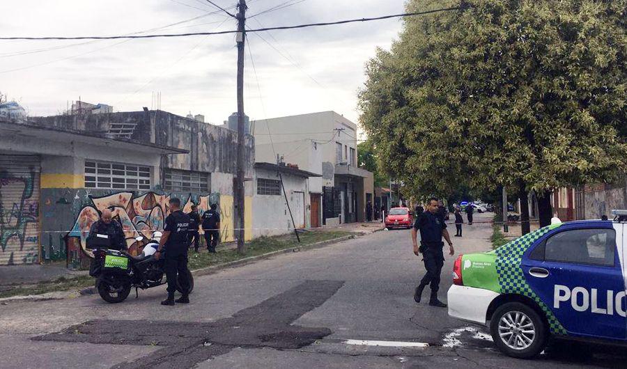 Matoacute a su hijastro de 10 antildeos baleoacute a su mujer y se atrincheroacute en el bantildeo