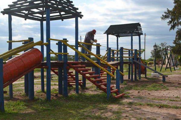 Realizan tareas de reforestacioacuten y embellecimiento de plazas y paseos