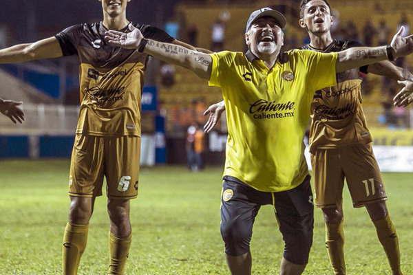 El equipo de Maradona ganoacute la primera final