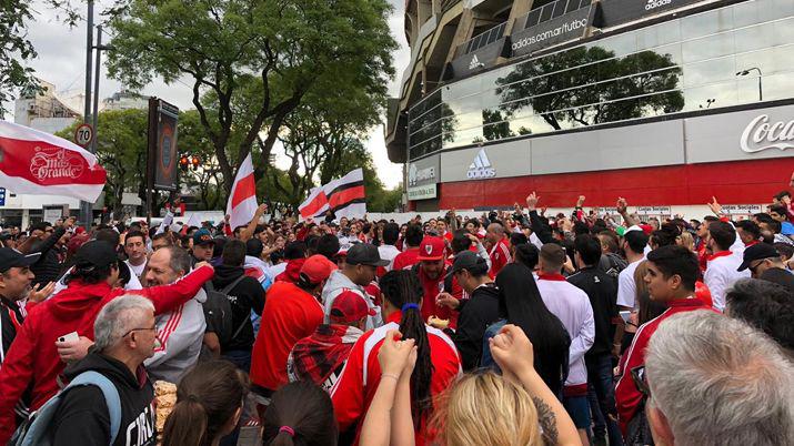 Los hinchas de River hicieron un banderazo por la localiacutea