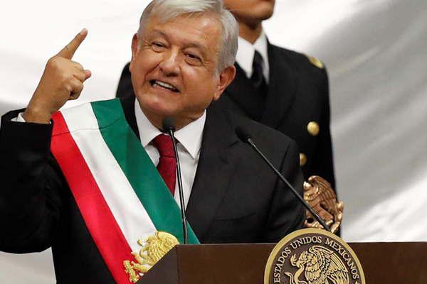 Loacutepez Obrador promete nueva patria con maacutes pueblo y menos corrupcioacuten