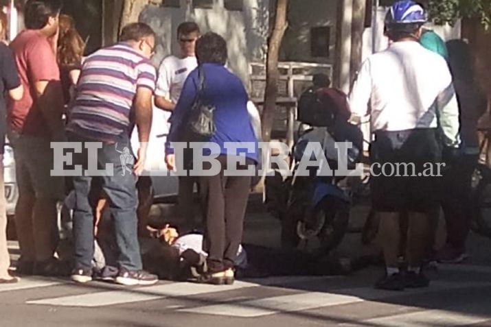 La mujer quedó tendida sobre la vía pblica a la espera de la llegada de una ambulancia