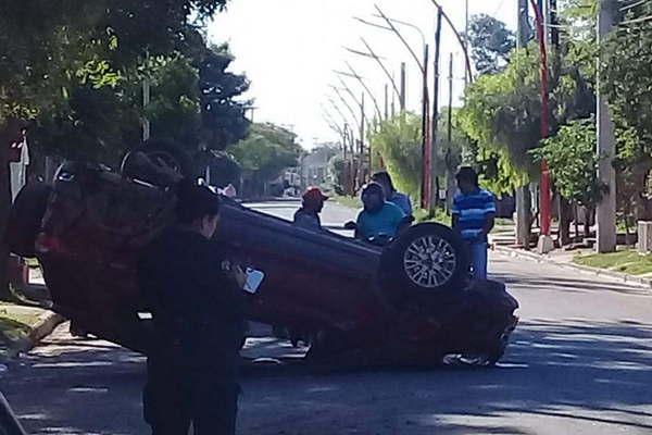 Motociclista habriacutea provocado violento vuelco de camioneta en Camino de la Costa