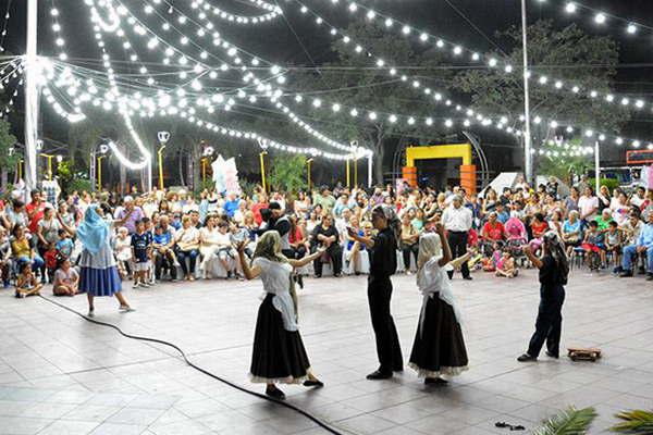 Los bandentildeos disfrutaron del  cierre del Mes de la Navidad  con danza y mucha alegriacutea