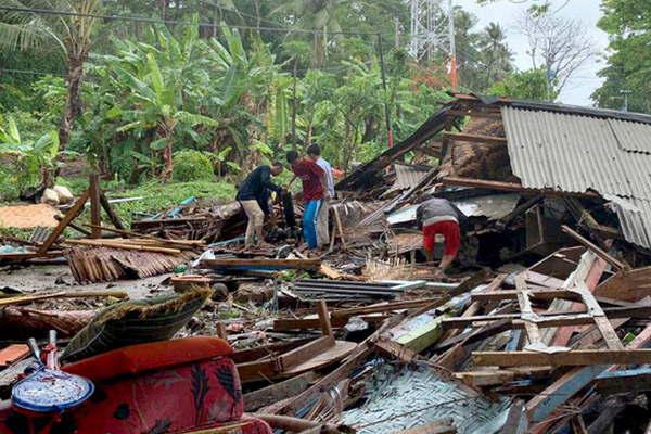 Indonesia- un tsunami volcaacutenico matoacute a maacutes de 200 personas 