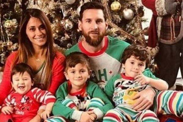 La colorida foto navidentildea de Messi junto a su familia 