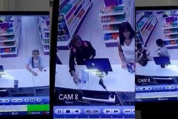 Caacutemaras delataron a una mujer policiacutea robando celular en una farmacia en el sur de la ciudad