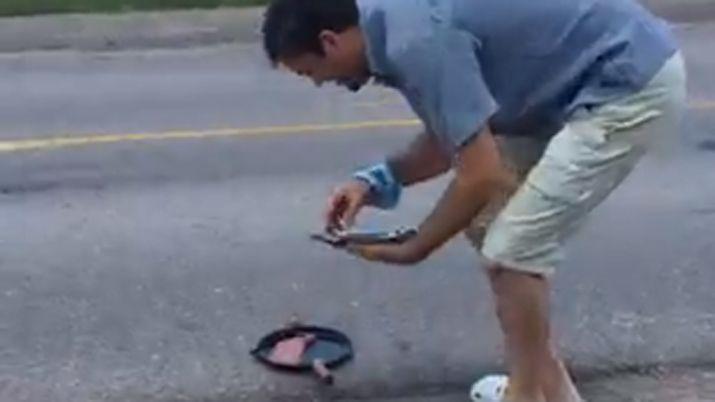 VIDEO  Hombre cocina un bife en la ruta 34 por el calor