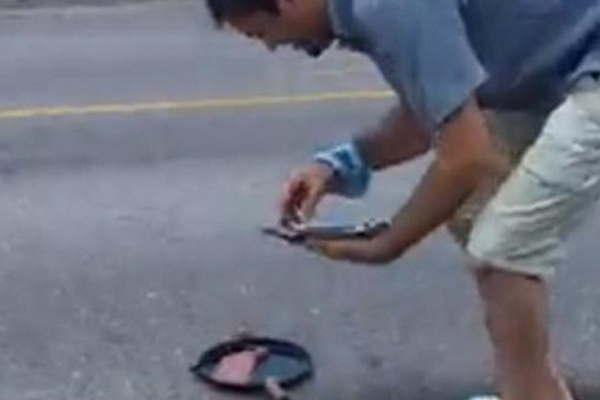 Un joven cocinoacute bifes a la plancha sobre  el asfalto de la 34 en menos de 10 minutos 