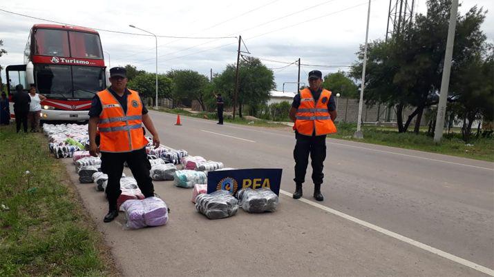 Demoran a colectivo que transportaba maacutes de mil pares de crocs