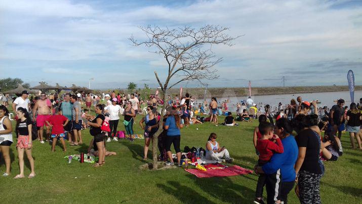 Una multitud le dio vida a la inauguracioacuten de la Playa Popular del Lago