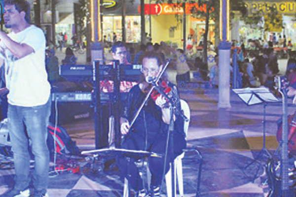 Exitoso concierto en la plaza Libertad