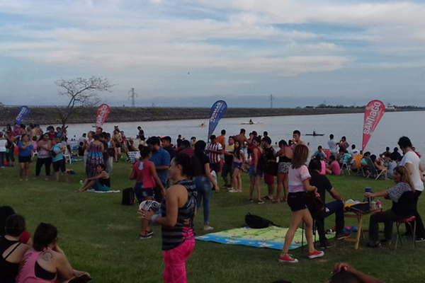 Una multitud asistioacute a la inauguracioacuten de la Playa Popular del Lago