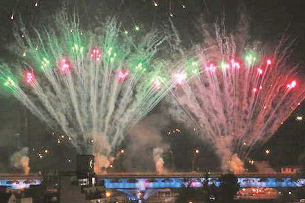 La Villa recibioacute el antildeo con un show de fuegos artificiales 