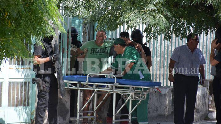 Momento en que efectivos del USAR lograban sacar al hombre que amenazó con suicidarse