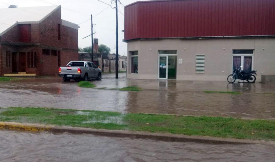 Otra vez una torrencial lluvia azotoacute Antildeatuya