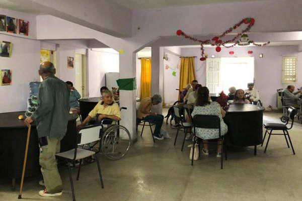 Recibieron regalos los abuelos de la Residencia Mama Antula