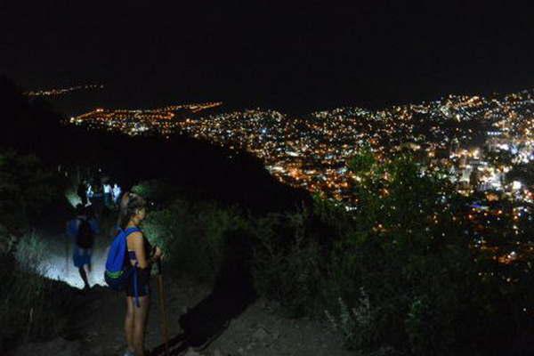 Desde arriba se puede apreciar la ciudad con sus luces 