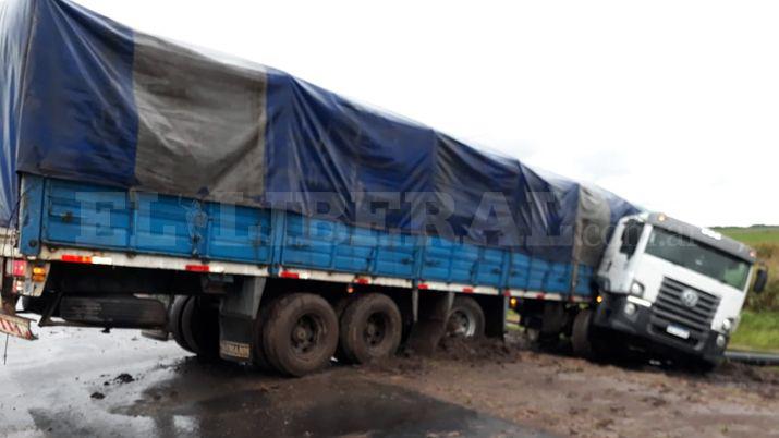 Por la lluvia un camioacuten se fue a la banquina y se atascoacute en el barro