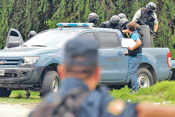 Dieciseacuteis antildeos de bigamia terminaron en escaacutendalo con armas y una detenida