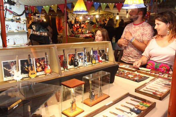 Inauguraron la temporada 2019 de la Feria de Artesaniacuteas 