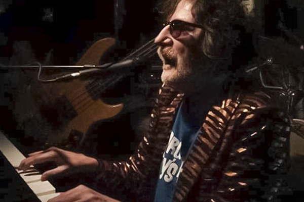 Charly Garciacutea sorprendioacute en Punta Ballena con un recital en una cerveceriacutea  