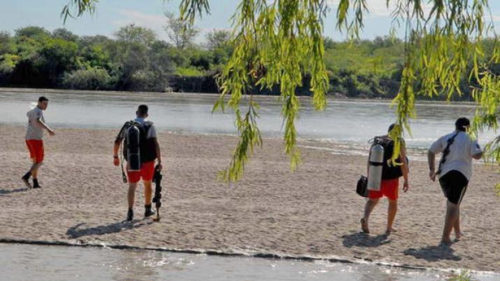 Buscan a joven que cayoacute a las aguas del Dulce