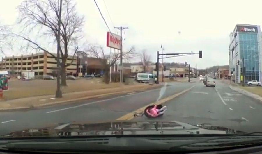 VIDEO  Automovilista pierde la butaca con su bebeacute en plena calle