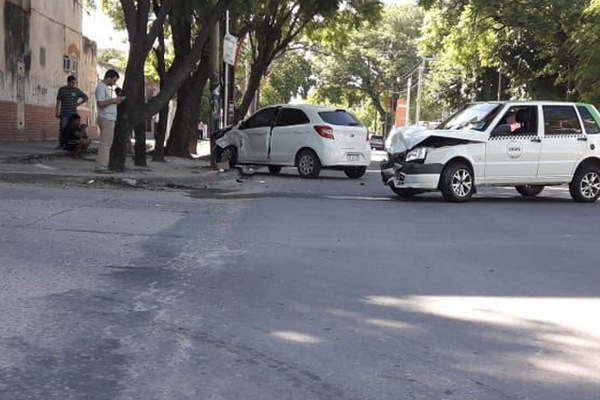 Choque entre dos autos  dejoacute importantes dantildeos