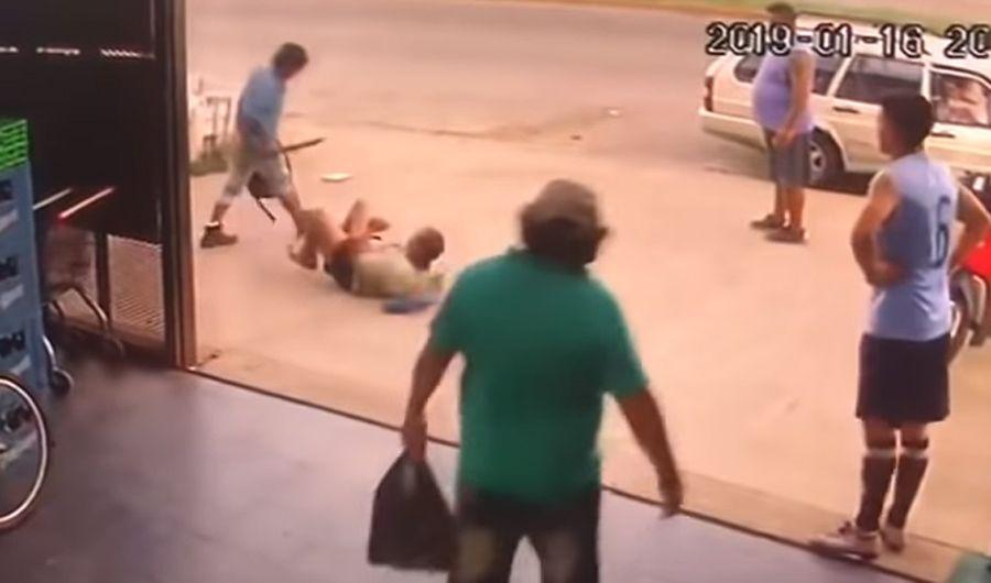 VIDEO  Discutioacute con un hombre y lo atacoacute a machetazos