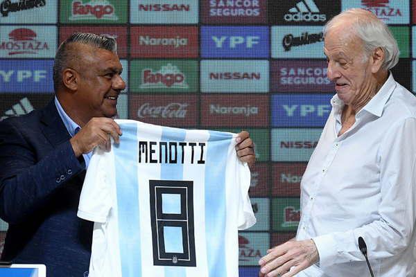 Menotti quiere a Messi pero no como salvador 