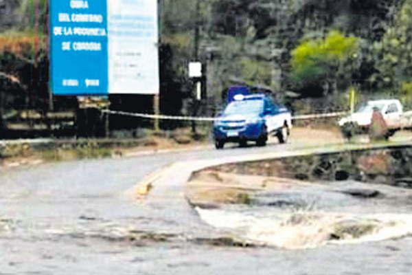 Cierran balnearios por la crecida de los riacuteos