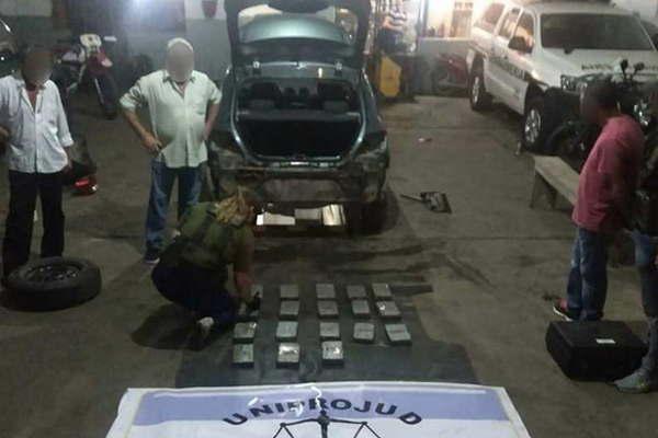 Detienen a funcionario de Aduana cuando transportaba 19 kg de cocaiacutena