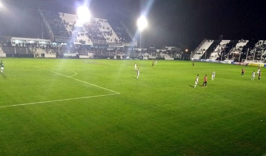 La incesante lluvia pone en duda el duelo Central Coacuterdoba vs Platense