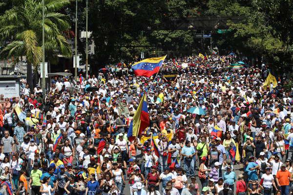 Continuacutea la tensioacuten en Venezuela con dos marchas multitudinarias 