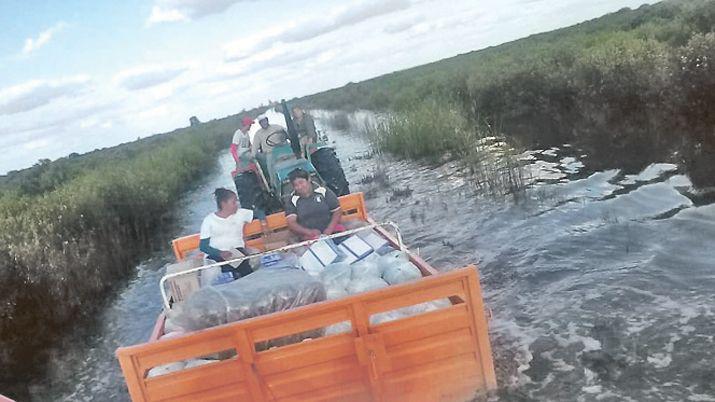 Asisten a decenas de familias atrapadas por la inundacioacuten