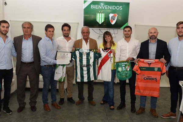 Almuerzo de camaraderiacutea entre las dirigencias de Banfield y River 