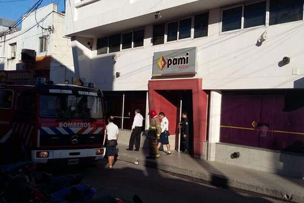 Susto por principio de incendio en las oficinas del Pami en pleno centro