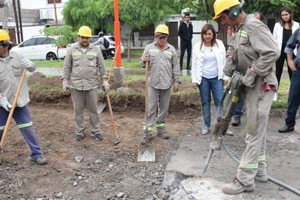 La intendente Ing Norma Fuentes supervisoacute trabajos de bacheo que  se realizan sobre la avenida Coloacuten