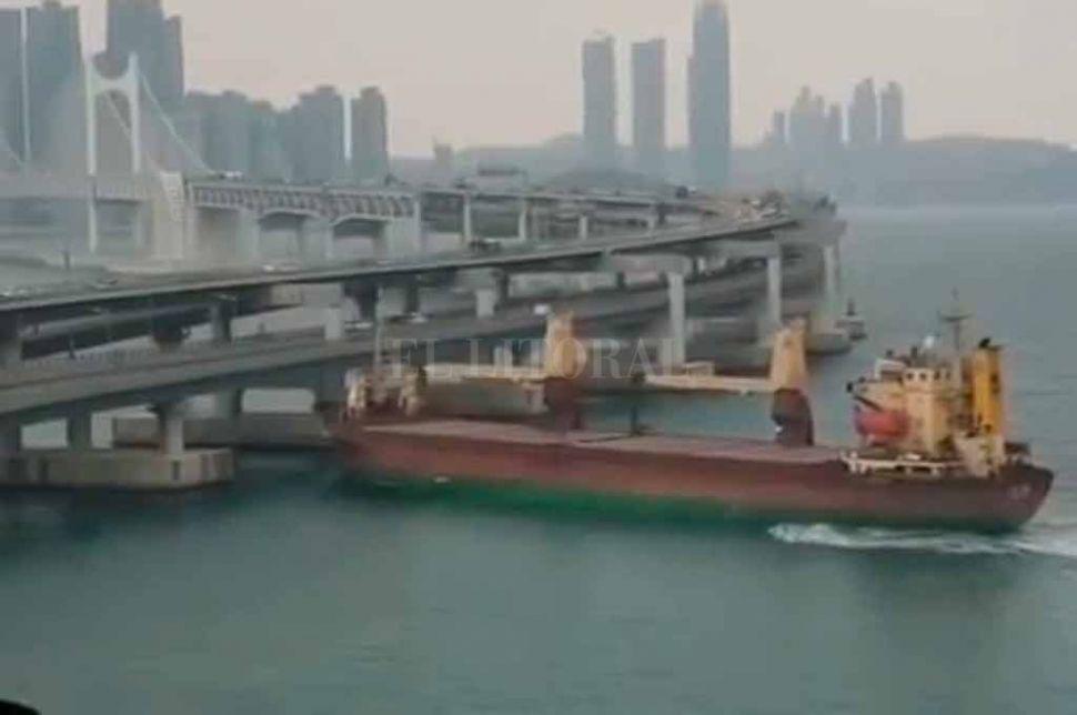 Video- El increiacuteble momento en que un barco de carga impacta contra un puente