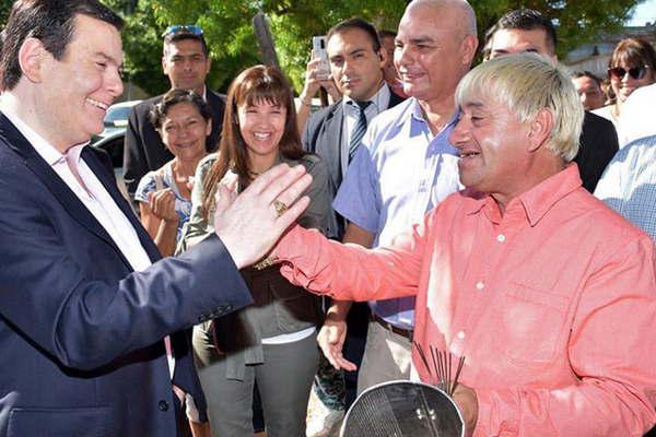 Entregoacute viviendas a Coo el Guarachero y a dontildea Fulgencia a la que se le habiacutea incendiado la casa