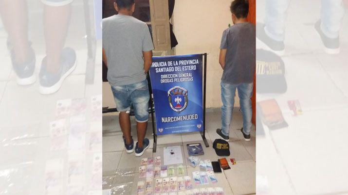 Demoran dos joacutevenes con drogas en la puerta de un local bailable