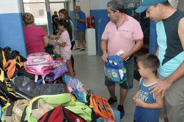 El Sindicato Empleados de Comercio entrega mochilas a hijos de socios