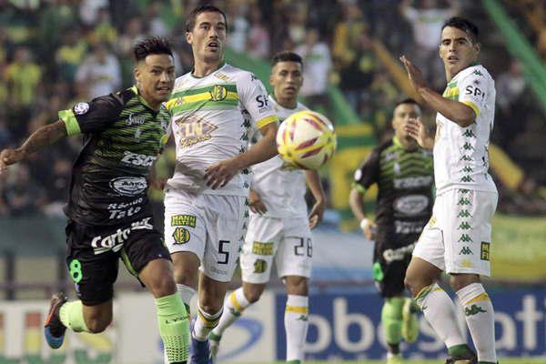 VIDEO  Defensa lo ganoacute en el final con un golazo y le sigue dando pelea a Racing