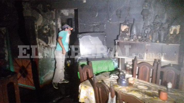 Barrio Coloacuten- incendio causoacute enormes dantildeos en una vivienda