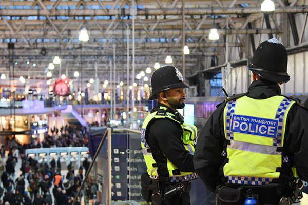 Encontraron pequentildeos artefactos explosivos en aeropuertos y una estacioacuten de trenes de Londres