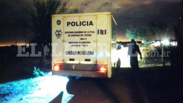 La policiacutea encontroacute a un hombre colgando de un aacuterbol